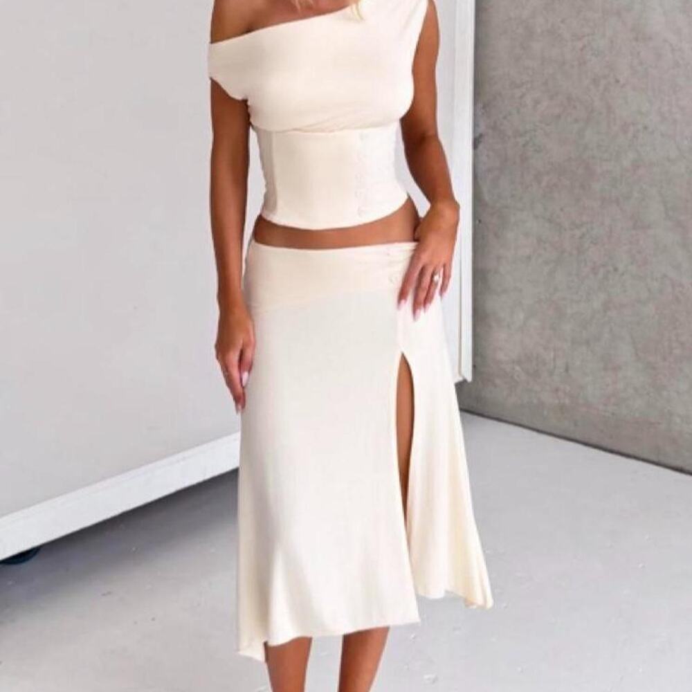 Tiger Mist Alyssa off shoulder top and hi lo skirt set in cream. Size small